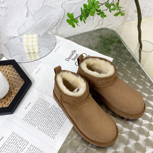 UGG Classic Mini Boots - Picture 2 of 4